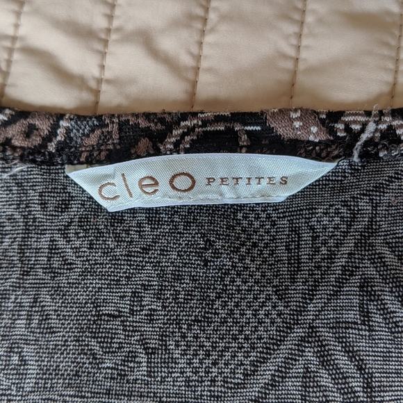 Black and creme paisley top - Picture 3 of 4